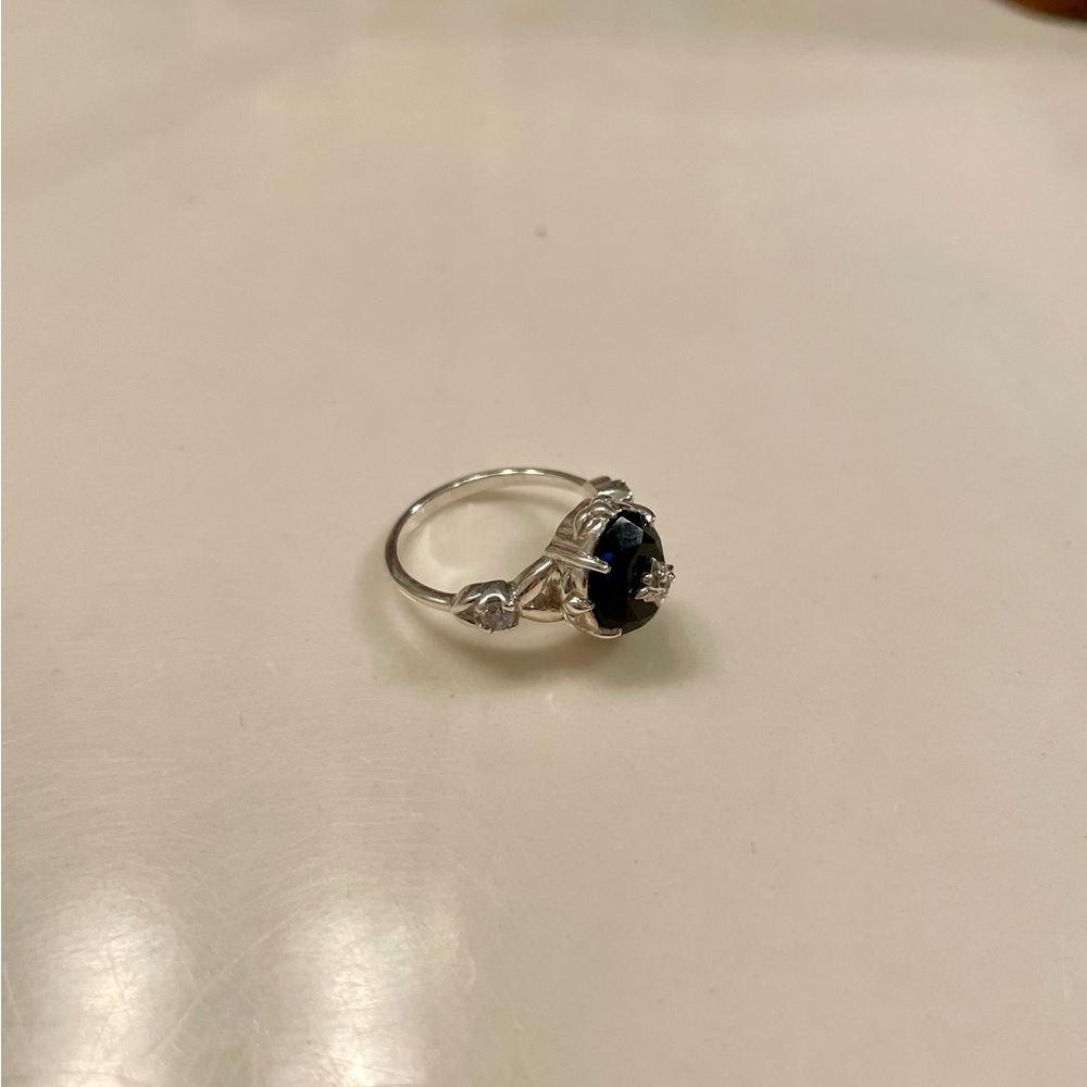 Elegant Silver and Black Onyx Women's Ring - Picture 4 of 6